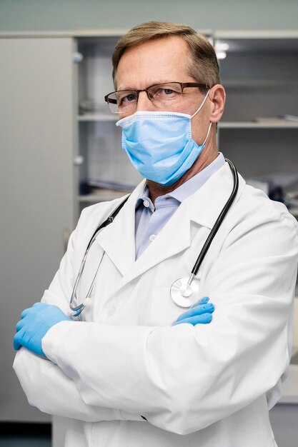 Retrato, médico masculino, en, hospital