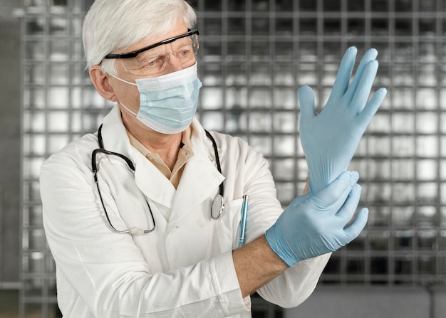 Retrato de médico masculino con máscara médica