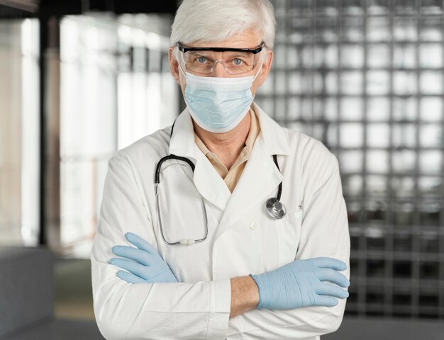 Retrato de médico masculino con máscara médica