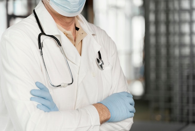 Retrato de médico masculino con máscara médica