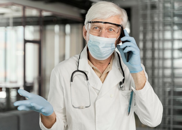 Retrato de médico masculino con máscara médica