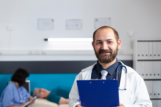 Retrato de un médico ortopédico que trabaja para ayudar con la recuperación. Especialista en salud mirando la cámara mientras se prepara para fisioterapia con ejercicio físico y fitness. medico en clinica