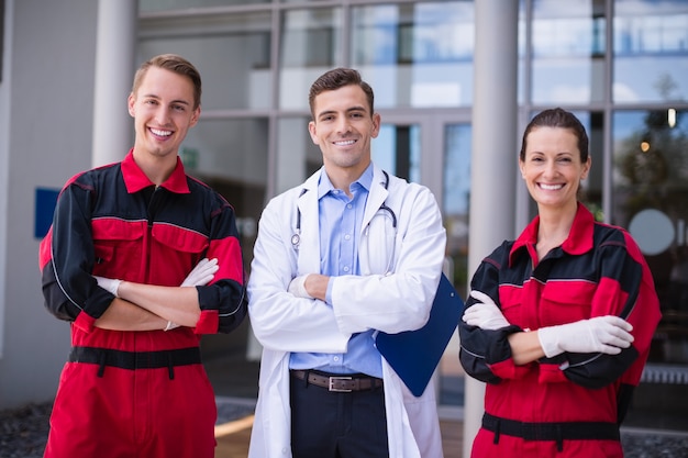 Foto gratuita retrato de médico y paramédico de pie con los brazos cruzados