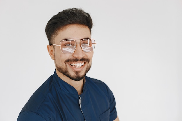 Foto gratuita un retrato de un médico posando contra la pared blanca