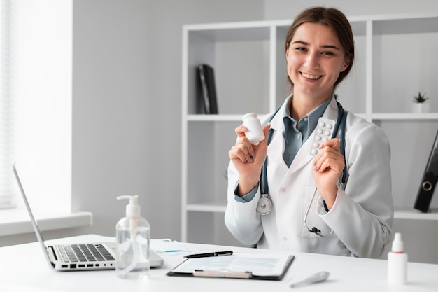 Foto gratuita retrato de médico posando en el hospital