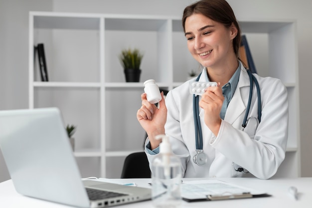 Foto gratuita retrato de médico posando en el hospital