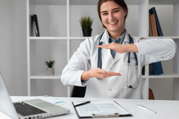 Retrato de médico posando en el hospital