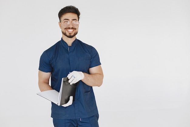 Un retrato de un médico posando sobre fondo blanco.