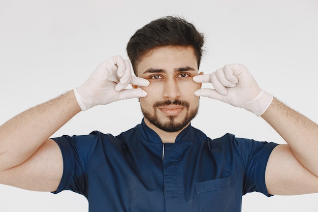 Un retrato de un médico posando sobre fondo blanco.