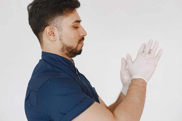 Foto gratuito un retrato de un médico posando sobre fondo blanco.
