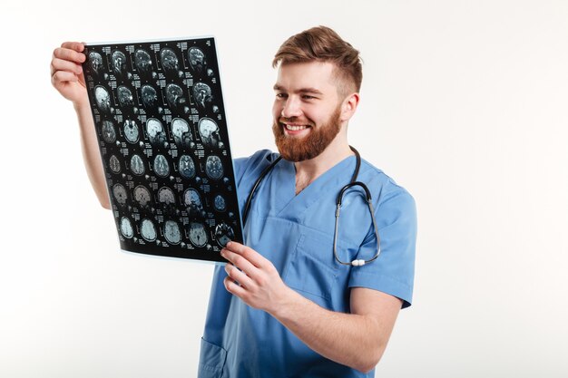 Retrato de un médico sonriente mirando tomografía computarizada