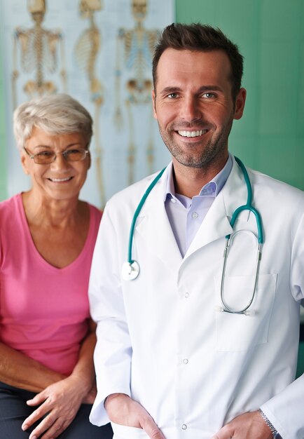 Retrato de médico con su paciente senior