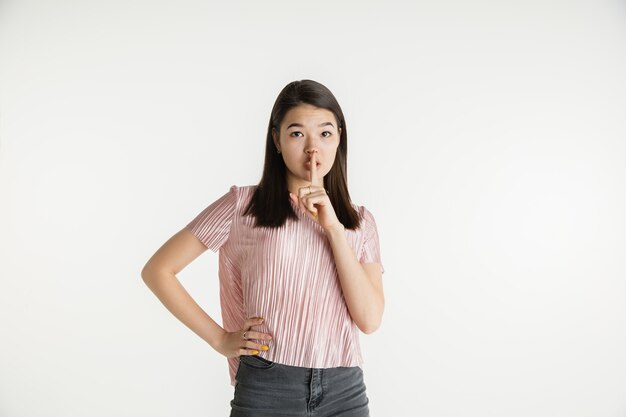 Retrato de medio cuerpo de la hermosa niña en estudio blanco