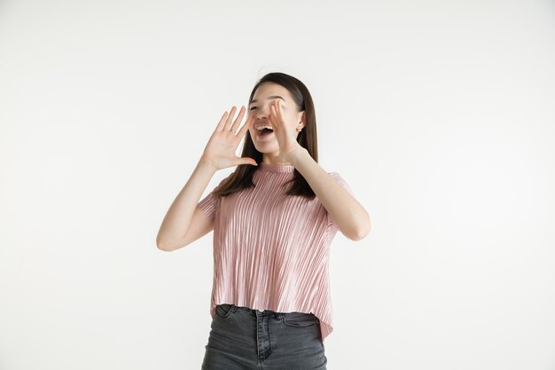 Retrato de medio cuerpo de la hermosa niña en estudio blanco