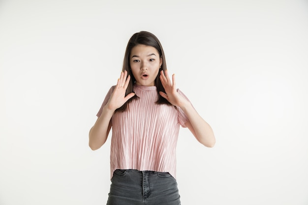 Retrato de medio cuerpo de la hermosa niña en estudio blanco