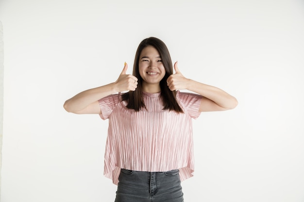 Retrato de medio cuerpo de la hermosa niña en estudio blanco