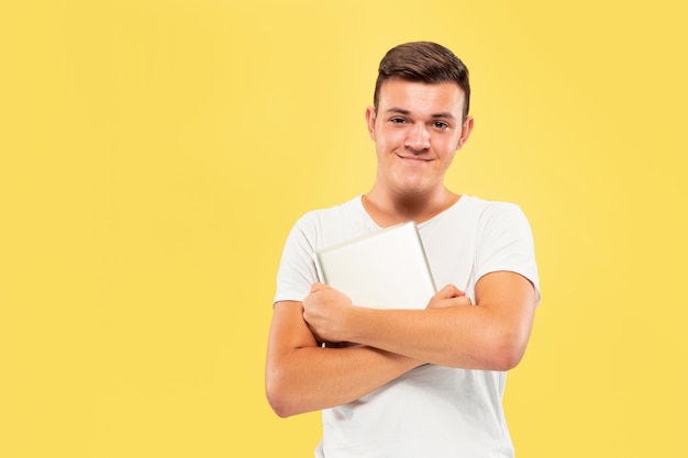 Foto gratuita retrato de medio cuerpo del joven caucásico en estudio amarillo