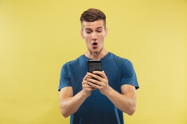 Retrato de medio cuerpo joven caucásico Hermoso modelo masculino en camisa azul