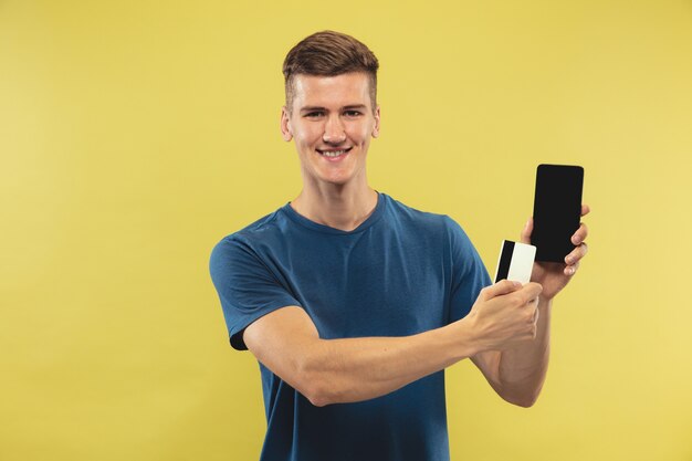 Retrato de medio cuerpo joven caucásico Hermoso modelo masculino en camisa azul