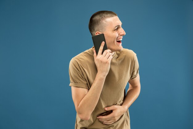 Retrato de medio cuerpo del joven caucásico. Hermoso modelo masculino en camisa. Concepto de emociones humanas, expresión facial, ventas, anuncios.