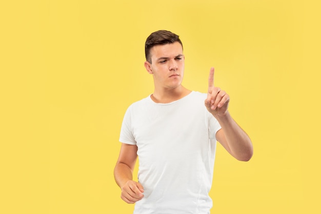 Retrato de medio cuerpo del joven caucásico. Hermoso modelo masculino en camisa