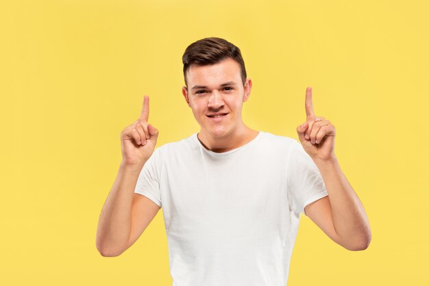 Retrato de medio cuerpo del joven caucásico. Hermoso modelo masculino en camisa