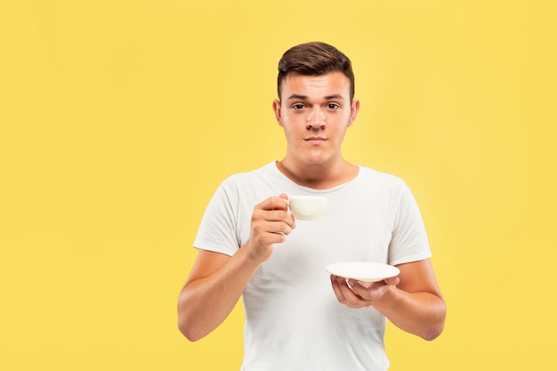 Retrato de medio cuerpo del joven caucásico. Hermoso modelo masculino en camisa