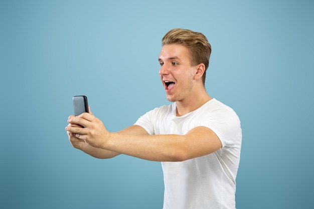 Retrato de medio cuerpo del joven caucásico. Hermoso modelo masculino en camisa