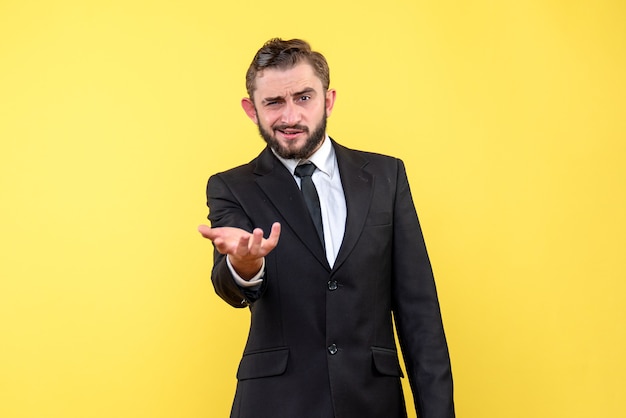 Retrato de medio cuerpo de joven cuestionando algo