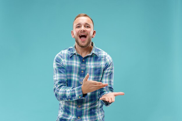 Retrato de medio cuerpo masculino hermoso aislado en estudio azul.