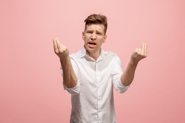 Retrato de medio cuerpo masculino hermoso aislado en estudio rosado.