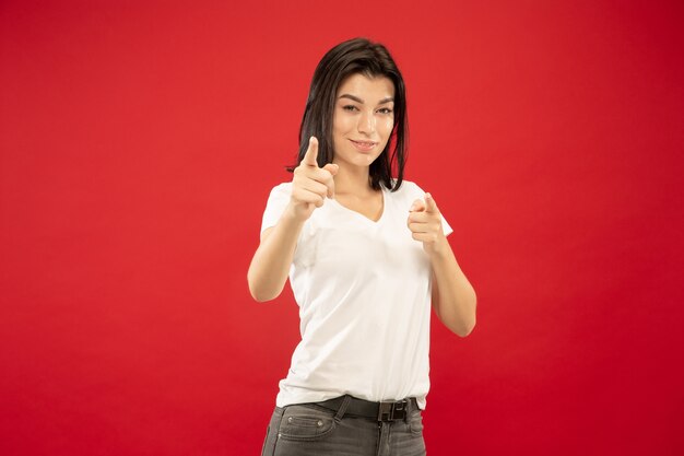 Retrato de medio cuerpo de la mujer joven caucásica. Hermosa modelo de mujer en camisa blanca