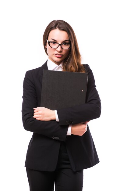 Retrato de medio cuerpo de mujer de negocios que entrega carpeta negra, aislada en blanco. Concepto de liderazgo y éxito