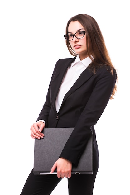 Retrato de medio cuerpo de mujer de negocios que entrega carpeta negra, aislada en blanco. Concepto de liderazgo y éxito