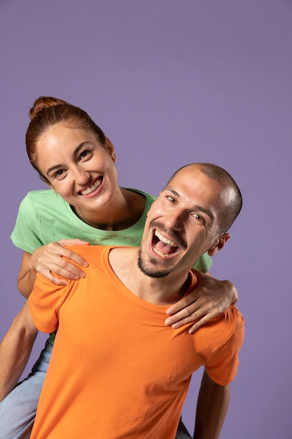 Retrato de mejores amigos de hombre y mujer joven