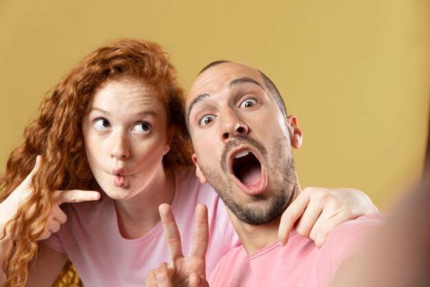 Retrato de mejores amigos de hombre y mujer joven