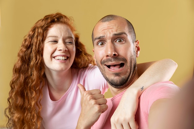 Retrato de mejores amigos de hombre y mujer joven