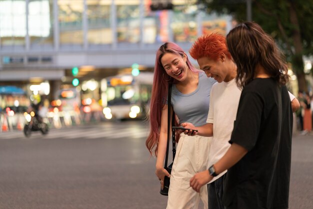 Retrato de mejores amigos japoneses en ubicación urbana