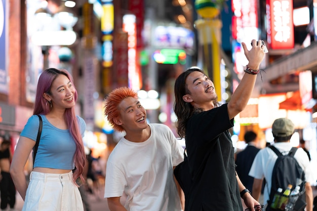 Retrato de mejores amigos japoneses en ubicación urbana