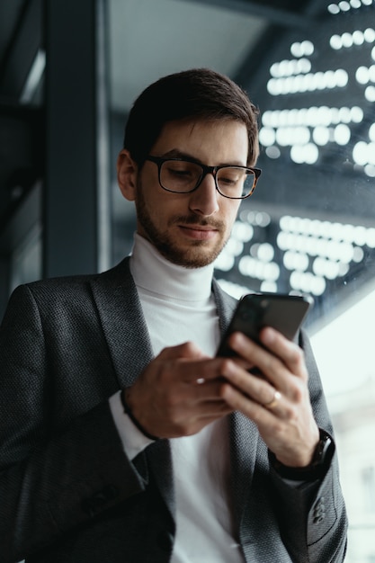 Foto gratuita retrato de mensajes de negocios exitosos en el teléfono inteligente