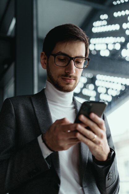 Retrato de mensajes de negocios exitosos en el teléfono inteligente