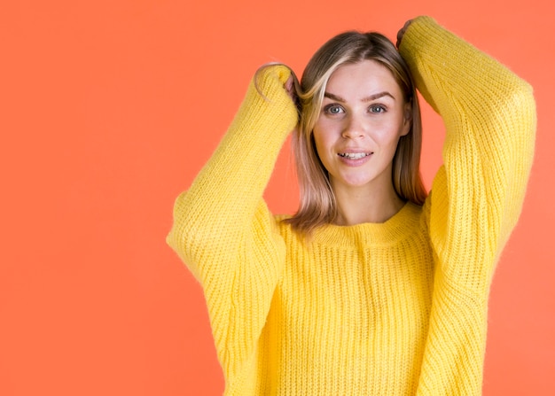 Foto gratuita retrato mínimo de mujer segura