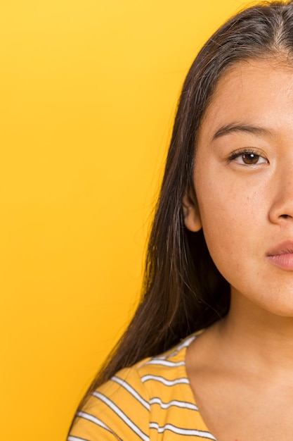 Foto gratuita retrato con la mitad de la cara de mujer