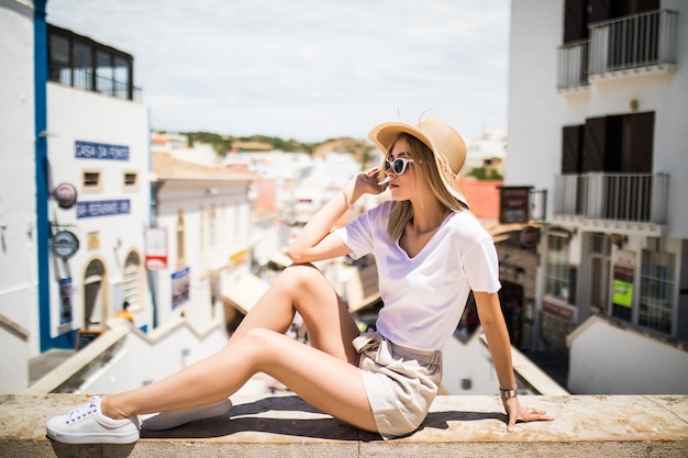 Retrato de moda al aire libre chica con sombrero