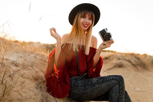 Retrato de moda al aire libre de mujer rubia en traje de boho