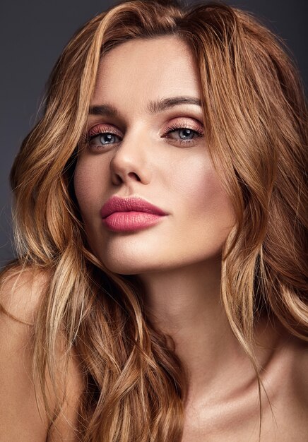 Retrato de moda de belleza de la joven modelo rubia con maquillaje natural y piel perfecta posando