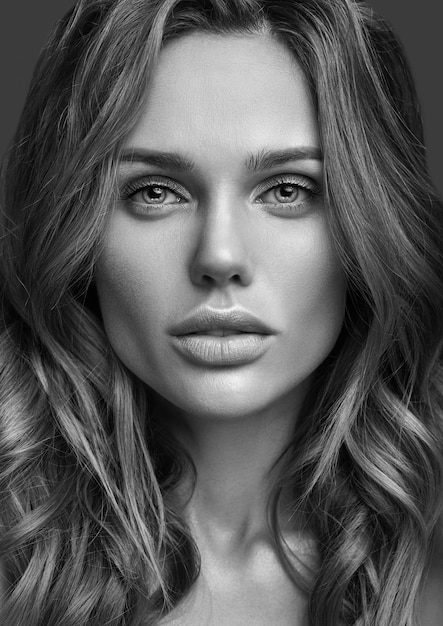 Retrato de moda de belleza de la joven modelo rubia con maquillaje natural y piel perfecta posando