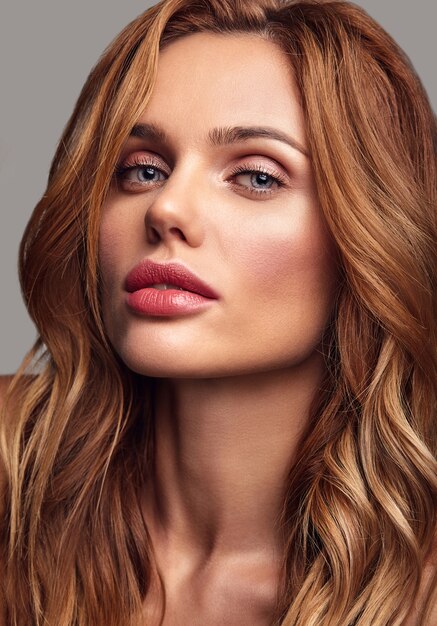 Retrato de moda de belleza de la joven modelo rubia con maquillaje natural y piel perfecta posando