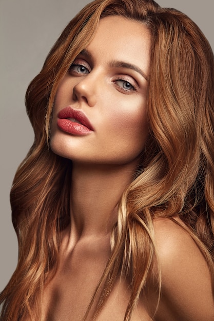 Retrato de moda de belleza de la joven modelo rubia con maquillaje natural y piel perfecta posando