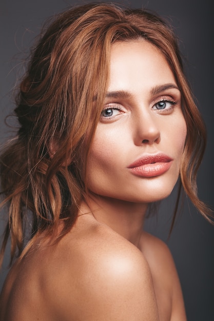 Retrato de moda de belleza de la joven modelo rubia con maquillaje natural y piel perfecta posando
